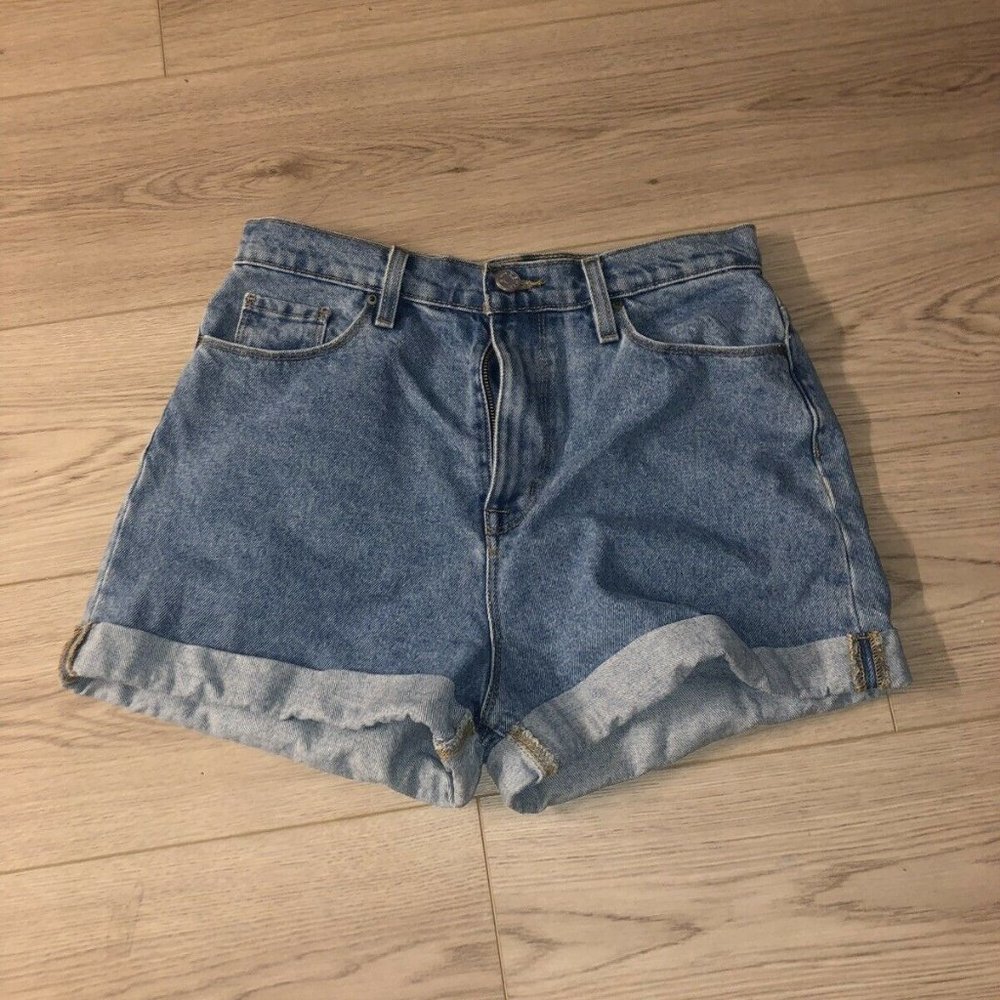 BDG Denim High-Waisted Mom Short in Light Wash Siz